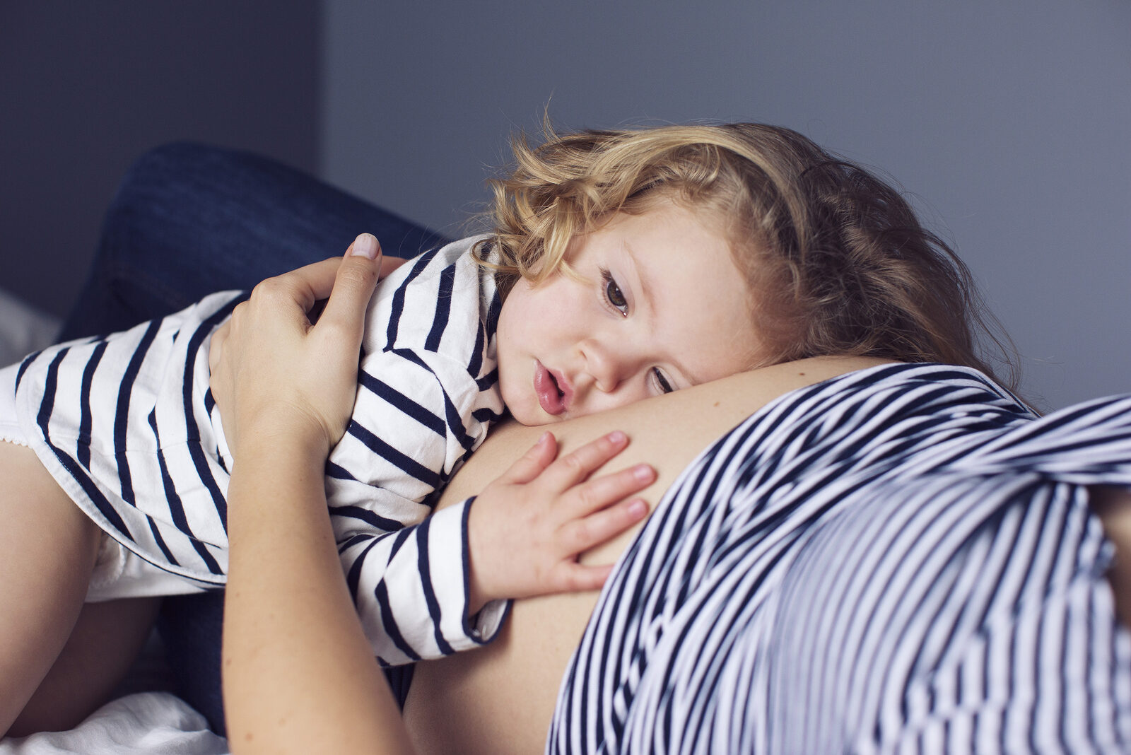 Mama draagt haar peuter tijdens een familieshoot bij PicCha Photography
